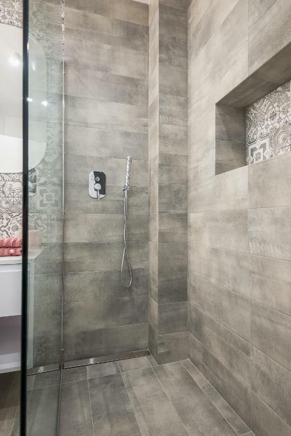 "Sunbow Earth"- Boutique New Apt In Dowtown Athena Bagian luar foto