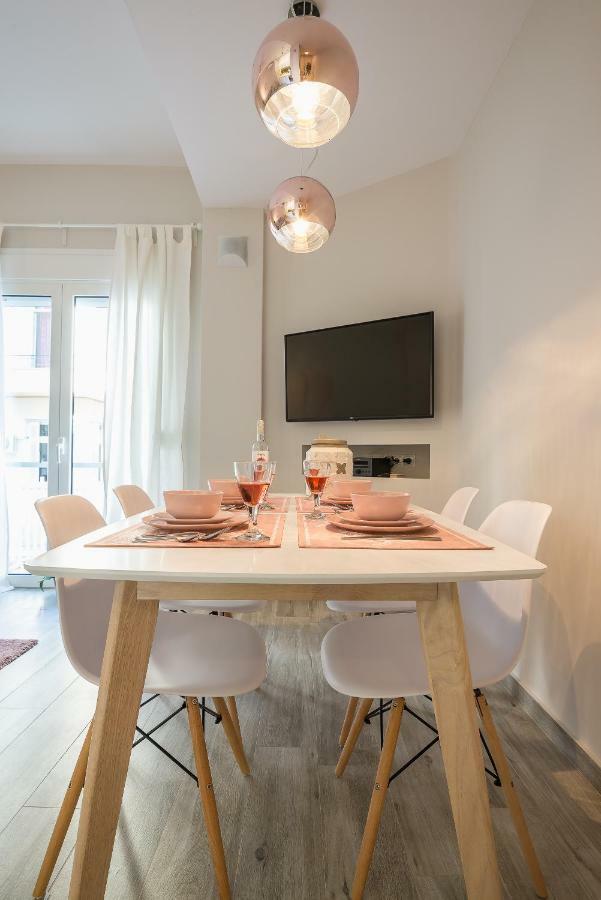 "Sunbow Earth"- Boutique New Apt In Dowtown Athena Bagian luar foto
