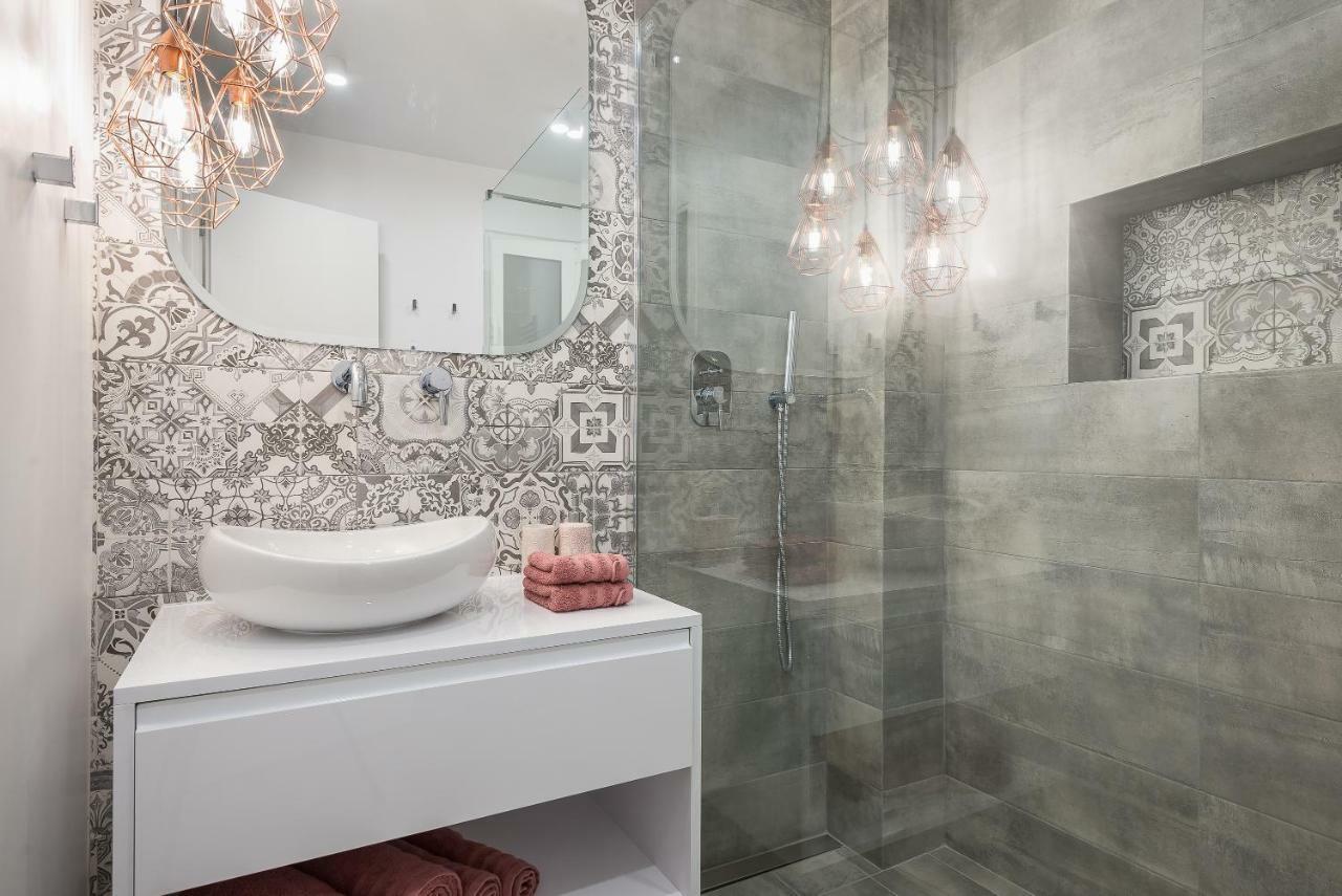 "Sunbow Earth"- Boutique New Apt In Dowtown Athena Bagian luar foto