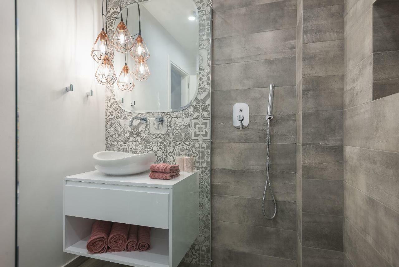 "Sunbow Earth"- Boutique New Apt In Dowtown Athena Bagian luar foto